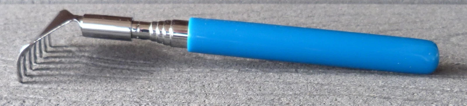 Telescoper Back Scratcher aqua plastic handle metal arm 7-finger scratching hand