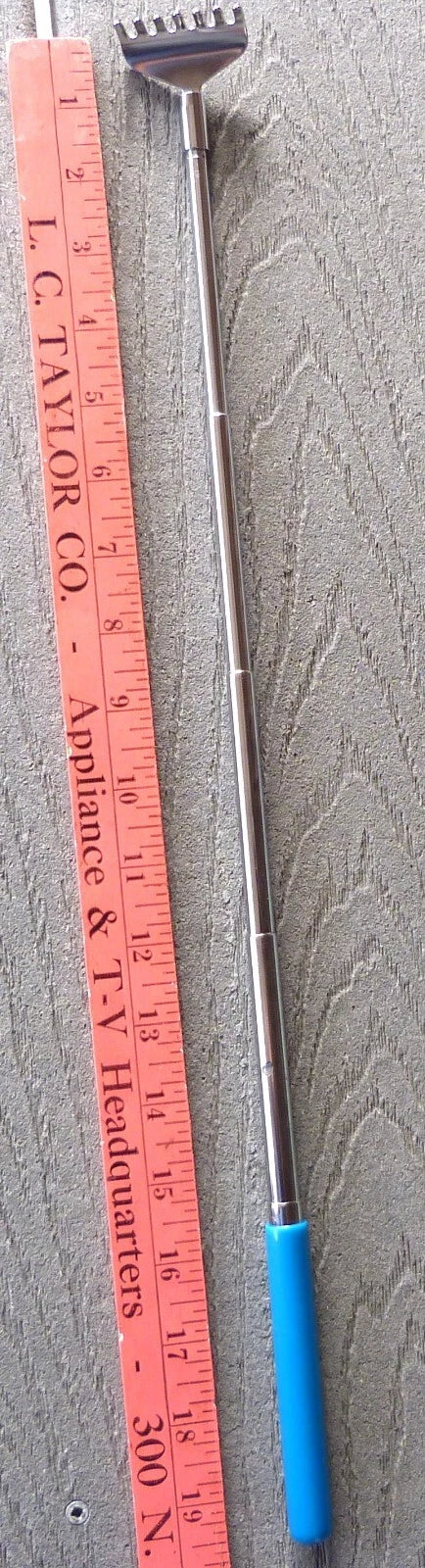 Telescoper Back Scratcher aqua plastic handle metal arm 7-finger scratching hand